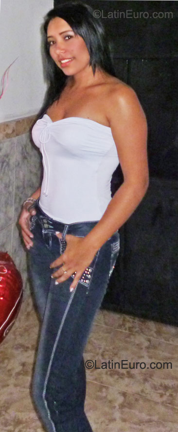 Date this attractive Colombia girl Leslie from Buga CO8222