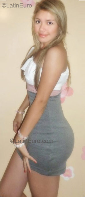 Date this happy Colombia girl Eika from Bucaramanga CO8259