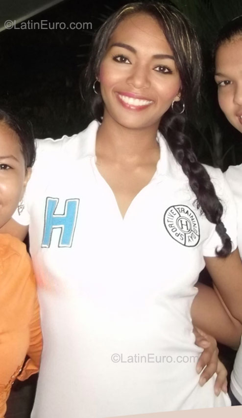 Date this nice looking Colombia girl Karina from Barranquilla CO8263