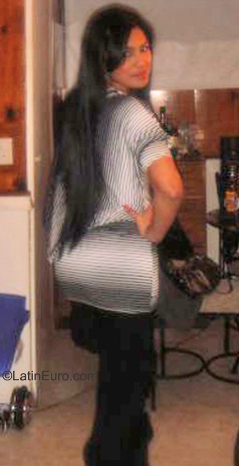 Date this happy Colombia girl Carolina from Bogota CO8452