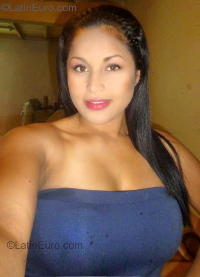Date this charming Colombia girl Luna from Bogota CO8527