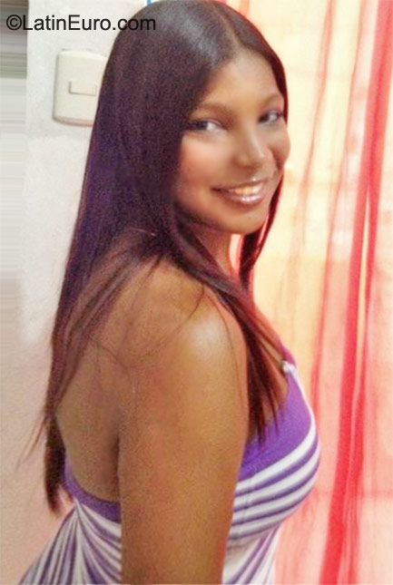 Date this foxy Dominican Republic girl Jerardy from La Vega DO9842