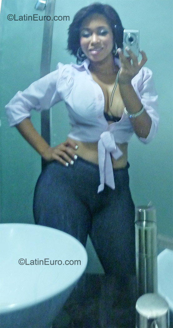 Date this charming Dominican Republic girl Yuclenis from Santo Domingo DO9933