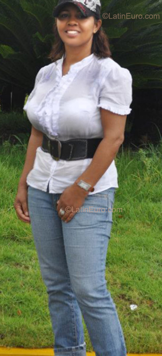 Date this gorgeous Dominican Republic girl Yris from Santo Domingo DO9977