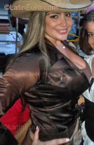 Date this nice looking Colombia girl July from Cali CO8840