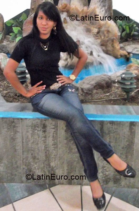 Date this good-looking Dominican Republic girl Caro from Santo Domingo DO10012