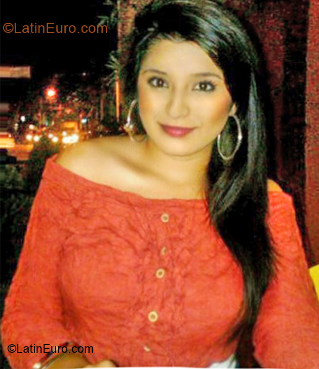 Date this voluptuous Colombia girl Gabriela from Bucaramanga CO8859