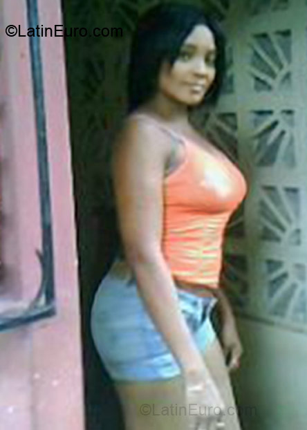 Date this pretty Panama girl Aracely from Panama City PA206