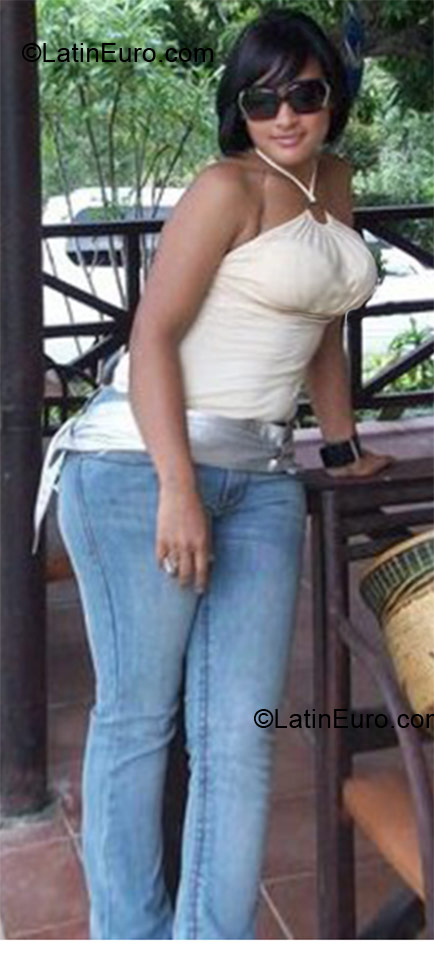 Date this nice looking Dominican Republic girl Melissa from Santo Domingo DO14733