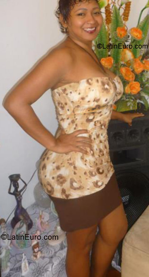 Date this nice looking Colombia girl Jenny from Cali CO8965