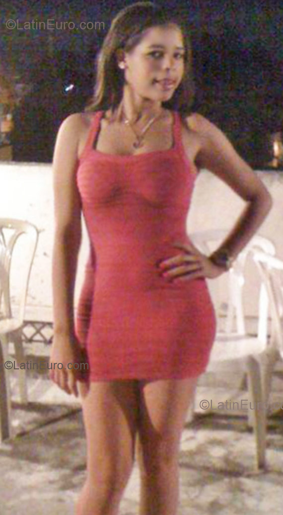 Date this athletic Dominican Republic girl Yohanna from Santo Dominqo DO10104