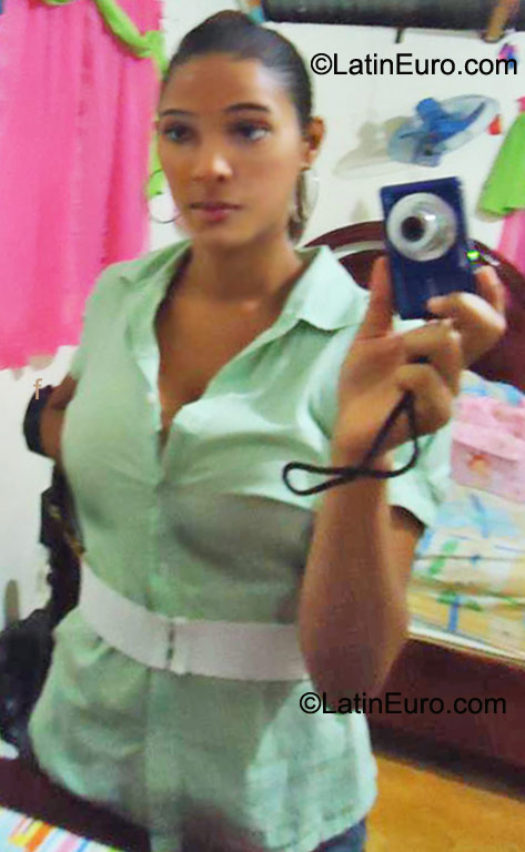 Date this happy Dominican Republic girl Estefani from Santo Domingo DO10216