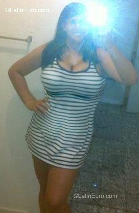 Date this hot Colombia girl Velena from Santo Domingo CO9497