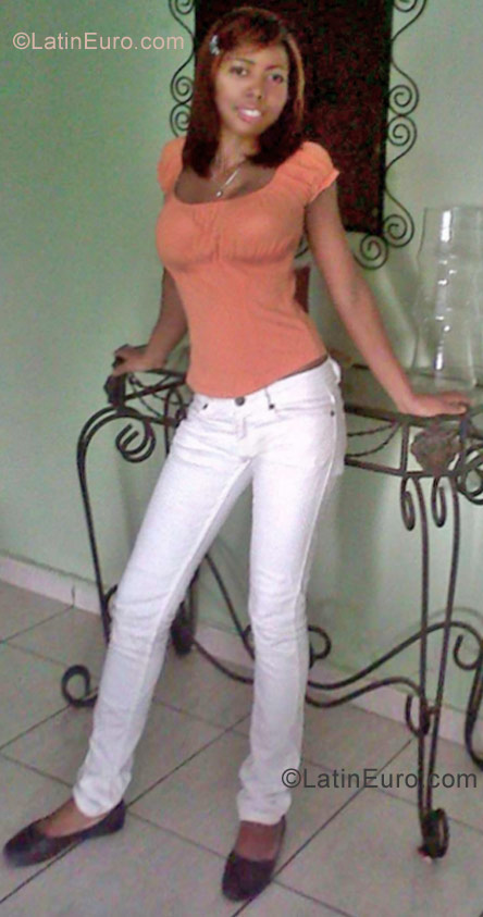 Date this good-looking Dominican Republic girl Lovely22 from Santo Domingo DO10511