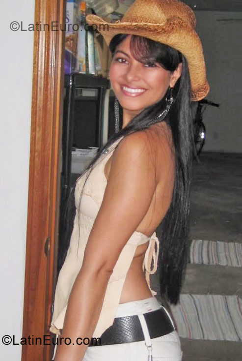 Date this happy Brazil girl Viviany from Medina BR6396