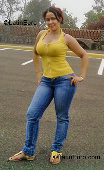Date this stunning Dominican Republic girl Yuderkis from Santiago DO10581