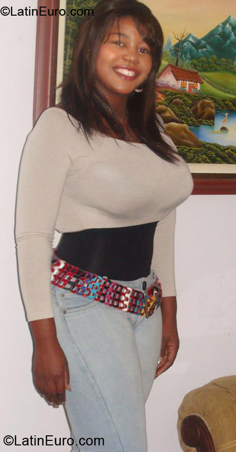 Date this happy Colombia girl Victoria from Cali CO10153