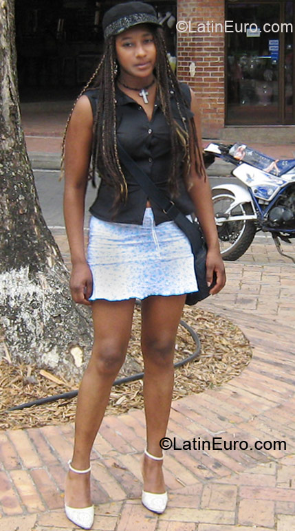 Date this athletic Colombia girl Yenny from Bogota CO9894