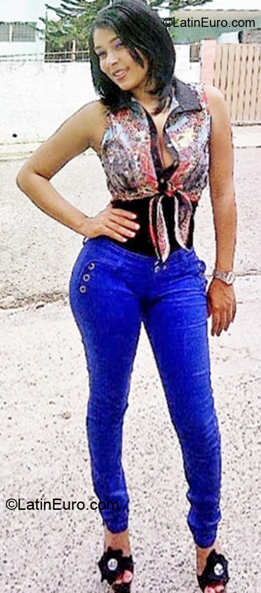 Date this delightful Dominican Republic girl Yelieny from Santo Domingo DO11574