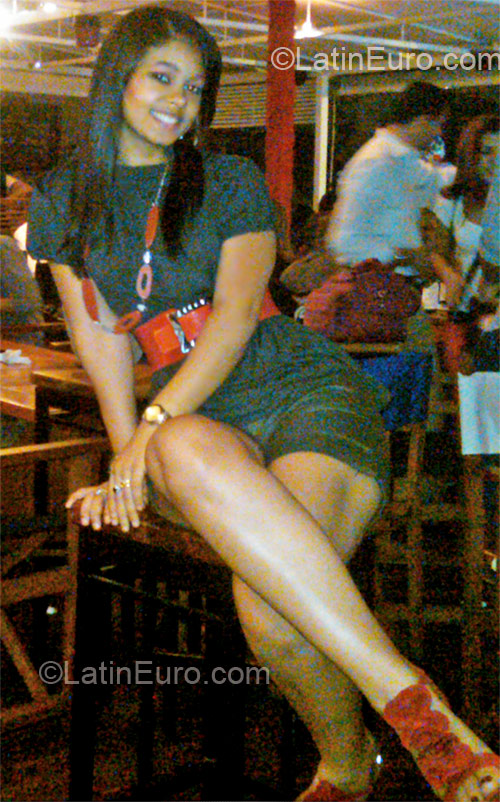 Date this stunning Dominican Republic girl Leonela from Santo Domingo DO10902