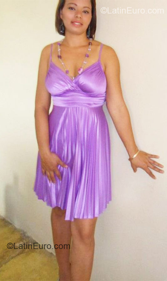 Date this pretty Dominican Republic girl Caridad from Santo Domingo DO10907