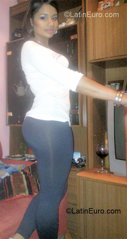 Date this happy Dominican Republic girl Deyanira from Santo Domingo DO12618