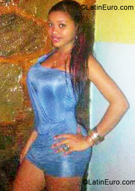 Date this hard body Dominican Republic girl ALONDRi from Haina DO11118