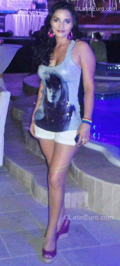 Date this voluptuous Honduras girl Luz from Roatan HN680