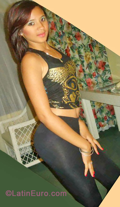 Date this charming Dominican Republic girl Yuliana from Santo Domingo DO11303