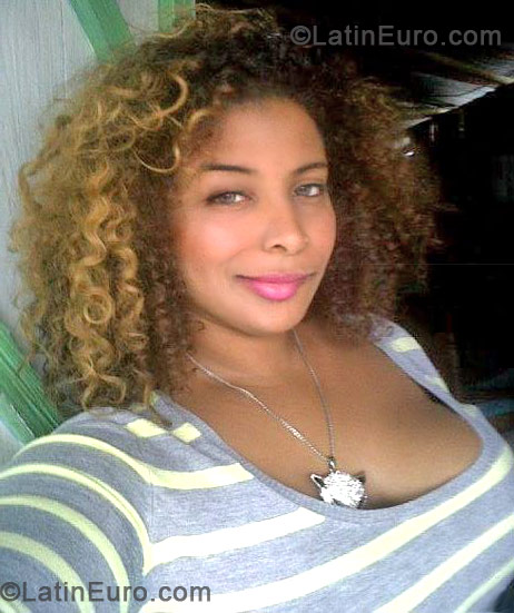 Date this funny Dominican Republic girl Glenny from  DO11359