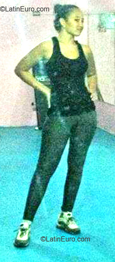Date this happy Dominican Republic girl Chaina from Santo Domingo DO11478