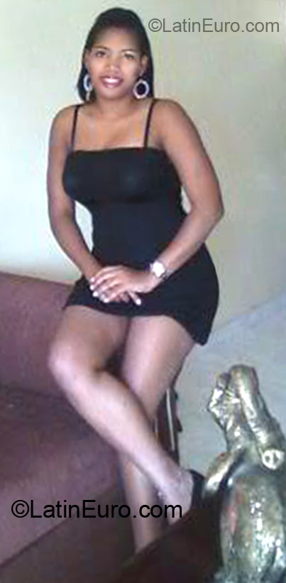 Date this athletic Dominican Republic girl Stefani from Santo Domingo DO13810