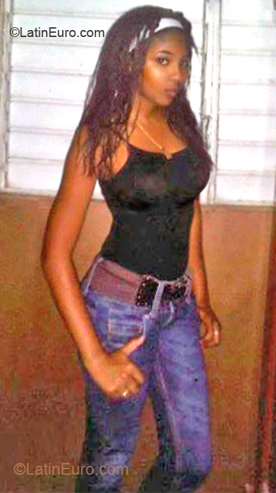 Date this athletic Dominican Republic girl Angela from Santiago DO11714
