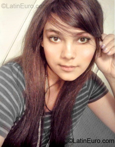 Date this nice looking Colombia girl AngelaV3 from Barranquilla CO10853