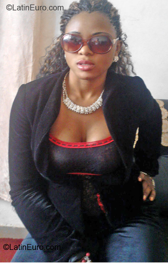 Date this happy Cameroon girl Solange from Yaounde CM136