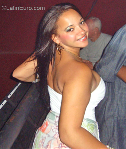 Date this nice looking Brazil girl Raphaelabm from Rio De Janeiro BR6983