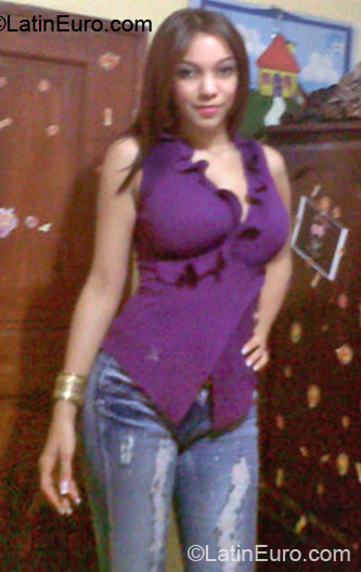 Date this hard body Dominican Republic girl Walkiris from santiago DO11957