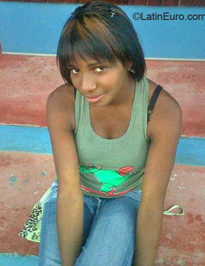 Date this stunning Dominican Republic girl Yovi from Higuey DO23016