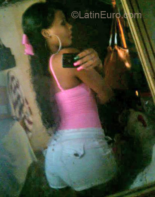 Date this nice looking Dominican Republic girl Yessica from Santo Domingo DO12330
