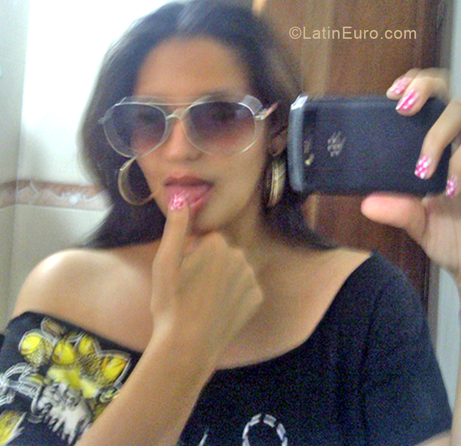 Date this gorgeous Dominican Republic girl Kiki from Santo Domingo DO12372