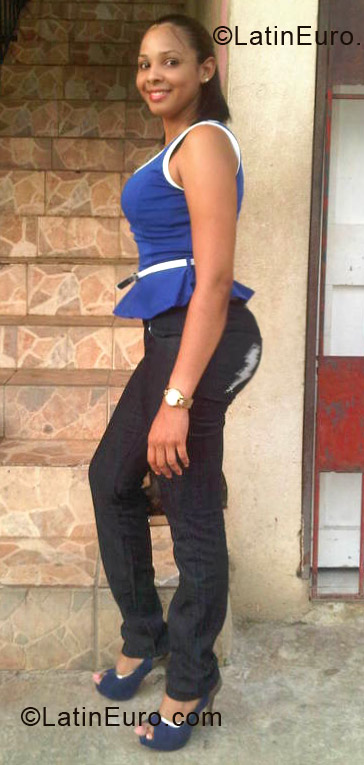 Date this stunning Dominican Republic girl Yenifer from Santo Domingo DO12552