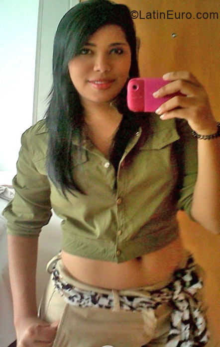 Date this gorgeous Colombia girl Paola from Cartagena CO11573