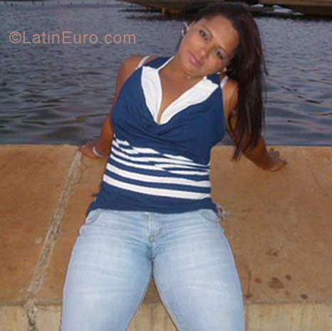 Date this athletic Brazil girl Geovani from Brasilia BR7153