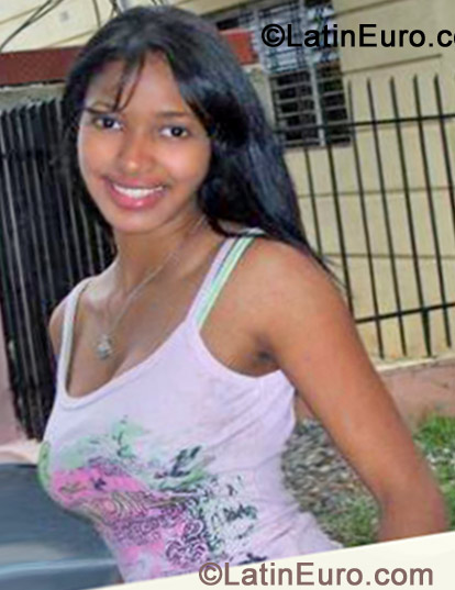 Date this foxy Dominican Republic girl Yessi from Santo Domingo DO13370