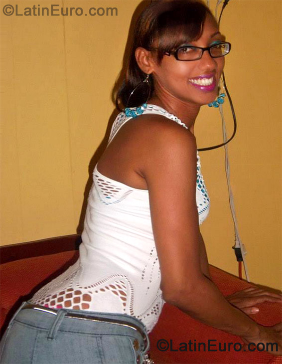 Date this fun Dominican Republic girl Wendy from Italia DO13583
