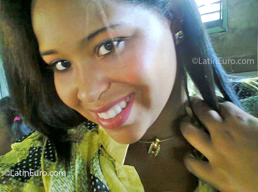 Date this charming Dominican Republic girl Yndhira from La Vega DO14449