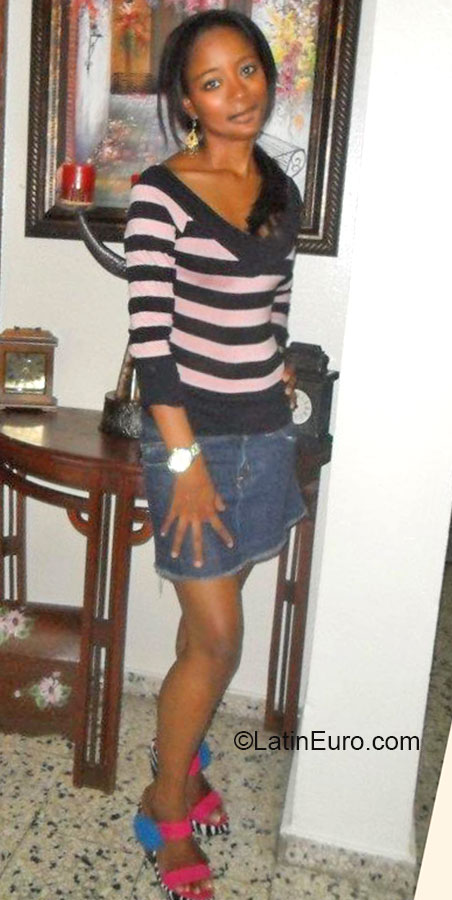 Date this gorgeous Dominican Republic girl Selenia from Santo Domingo DO18848