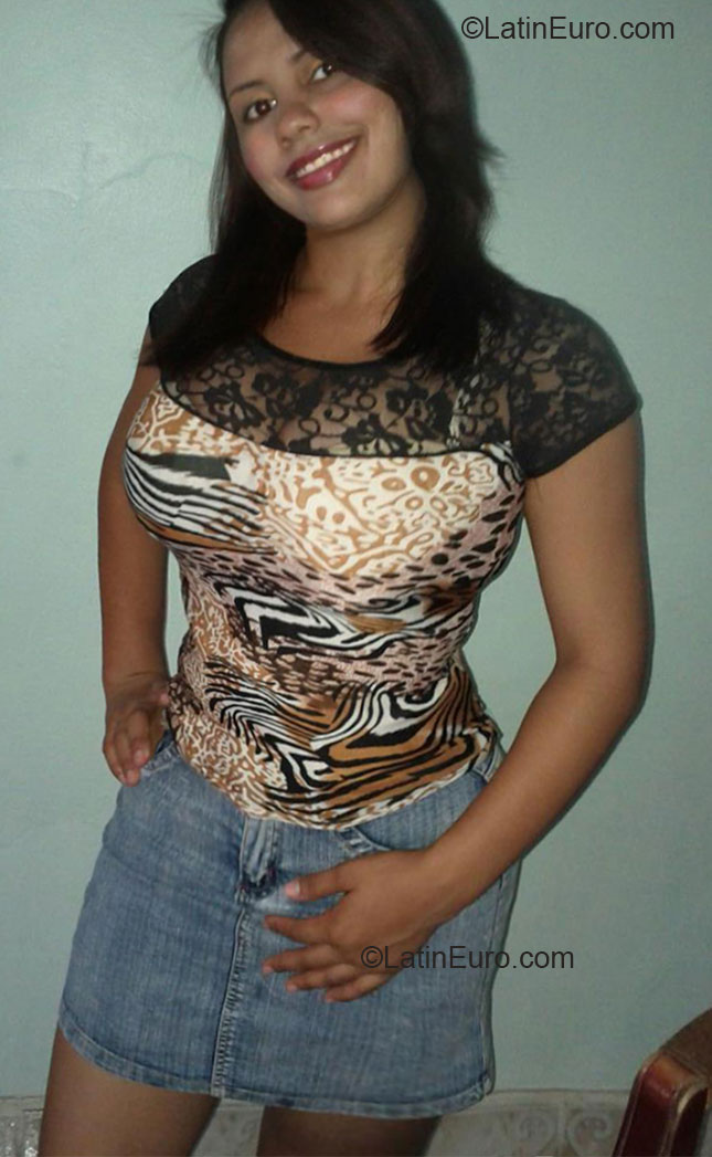 Date this attractive Dominican Republic girl Yomairie from Laromana DO18068