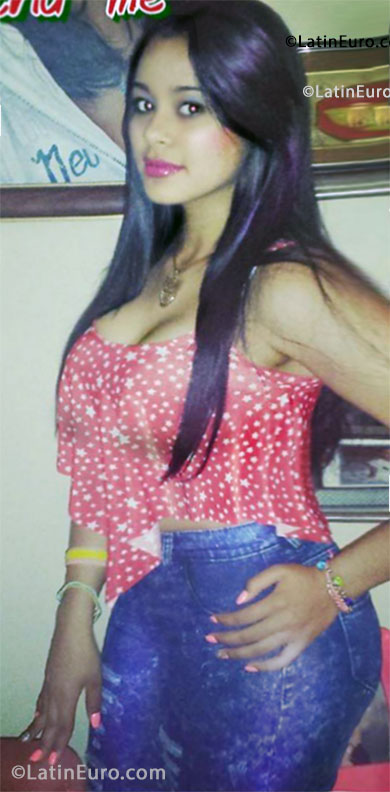 Date this foxy Dominican Republic girl Yenice from Santiago DO25968