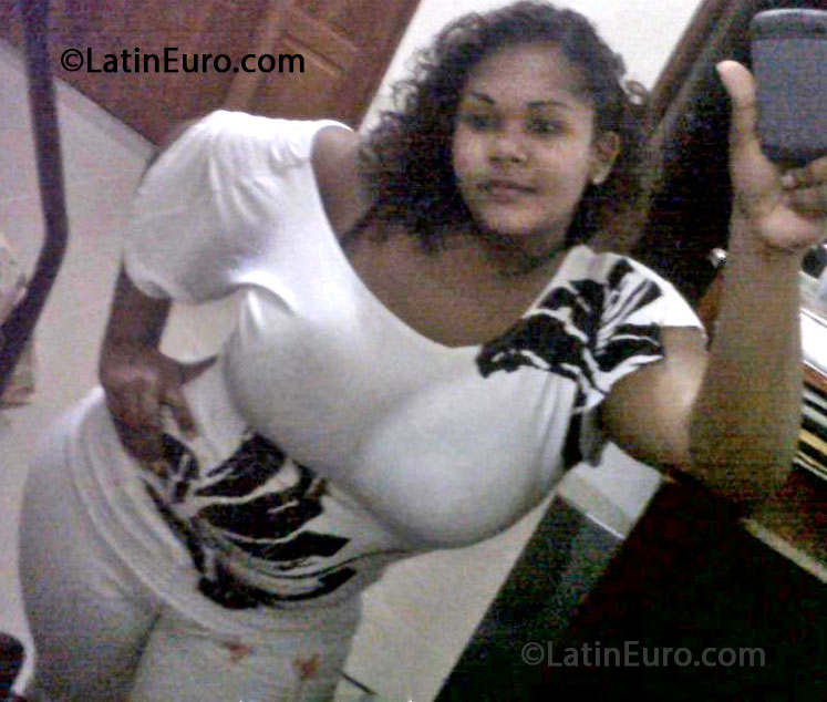 Date this nice looking Dominican Republic girl Yariza from San Pedro De Macoris DO16269